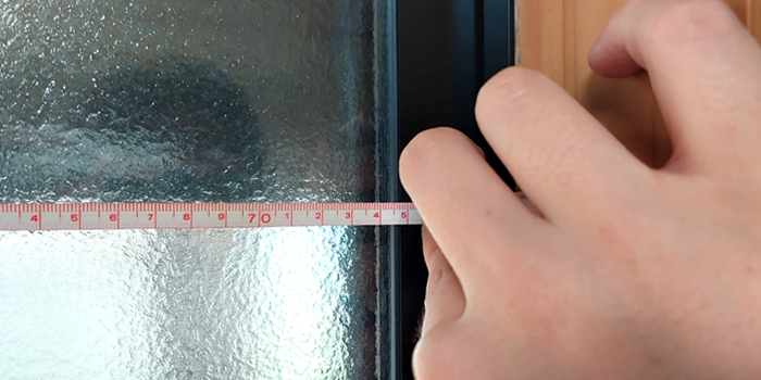 メジャーで窓の長さを測る