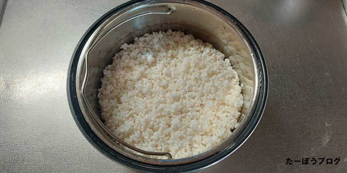 内釜に米を入れる
