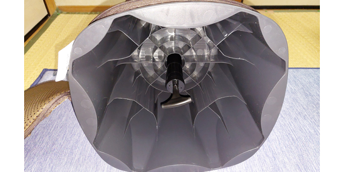空気入れを本体に差し込み空気を入れる