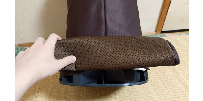 カバーを取り外している