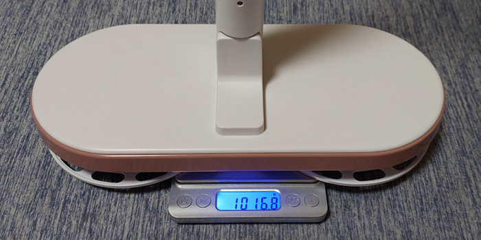 本体の重さを測っていて重さは約1kg